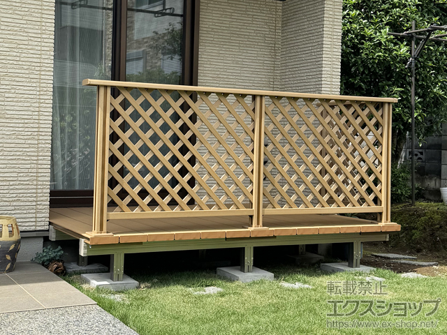 東京都板橋区のLIXIL リクシル（トステム）のウッドデッキ レストステージ キャップ納まり＋レストステージ デッキフェンス フラットラチスパネル 施工例