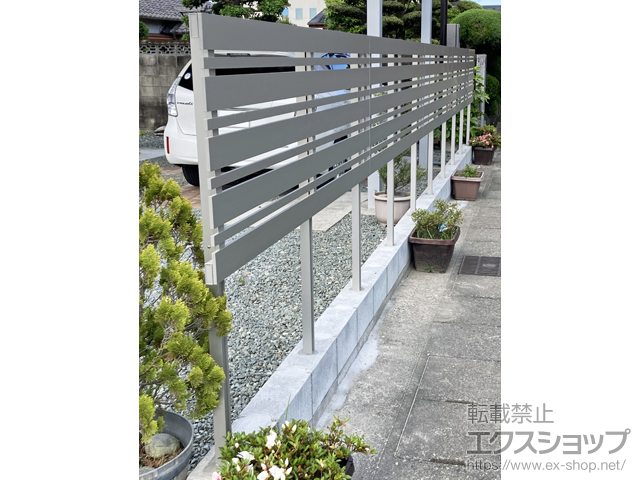 三重県度会郡玉城町ののフェンス・柵 ルシアスフェンスH03型 横板+細横格子 上段のみ設置 ブロック建て用 施工例
