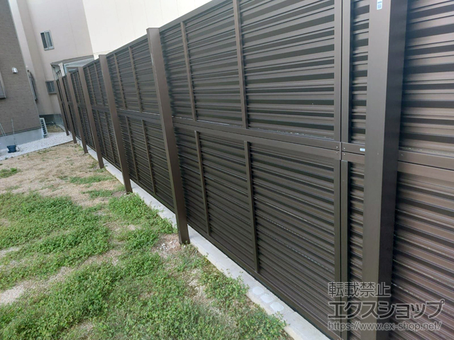 愛知県豊川市ののフェンス・柵 ミエーネフェンス 目隠しルーバータイプ 2段支柱 自立建て用 施工例