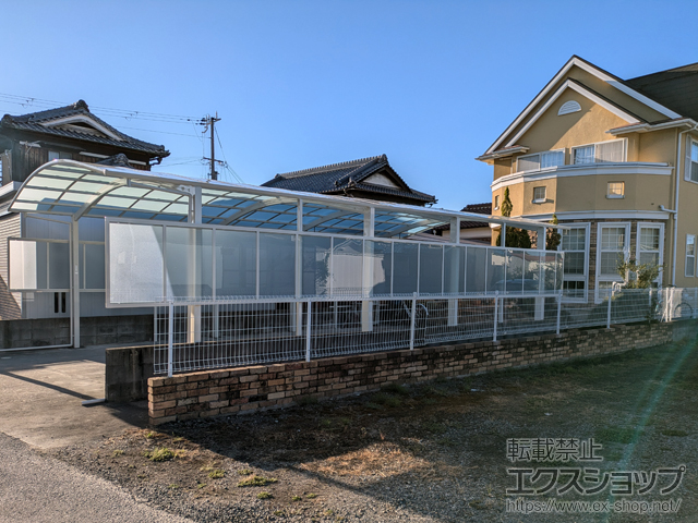 兵庫県姫路市ののカーポート アリュース 600タイプ 縦連棟セット（4台用）積雪〜20cm対応+サイドパネル(間柱付き) 施工例