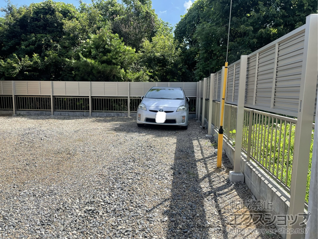 茨城県鹿嶋市ののフェンス・柵 ミエーネ目隠しルーバーフェンス 上段のみ設置 自立建て用 施工例