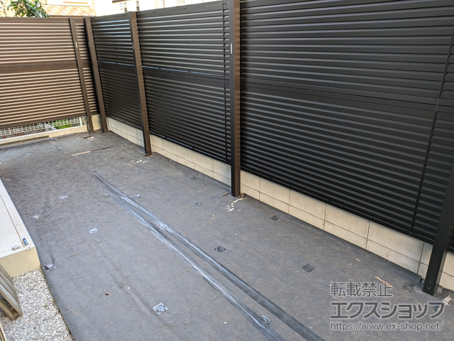 東京都東久留米市ののフェンス・柵 ミエーネフェンス 目隠しルーバータイプ 2段支柱 自立建て用 施工例