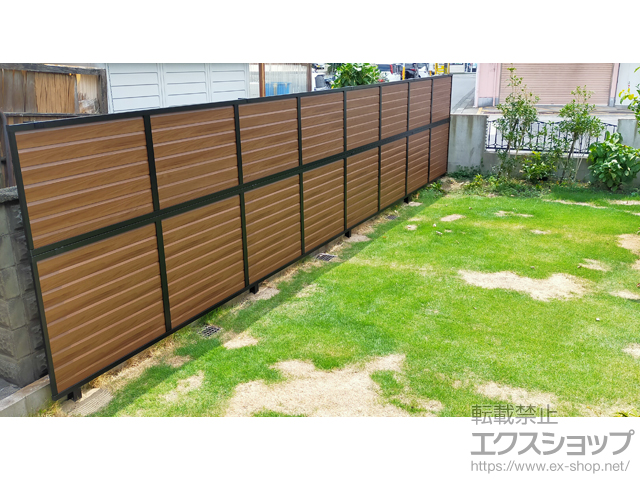 愛知県東海市ののフェンス・柵 フェンスAB YL2-K型 片面木調・横ルーバー2 アルミ多段柱仕様 施工例
