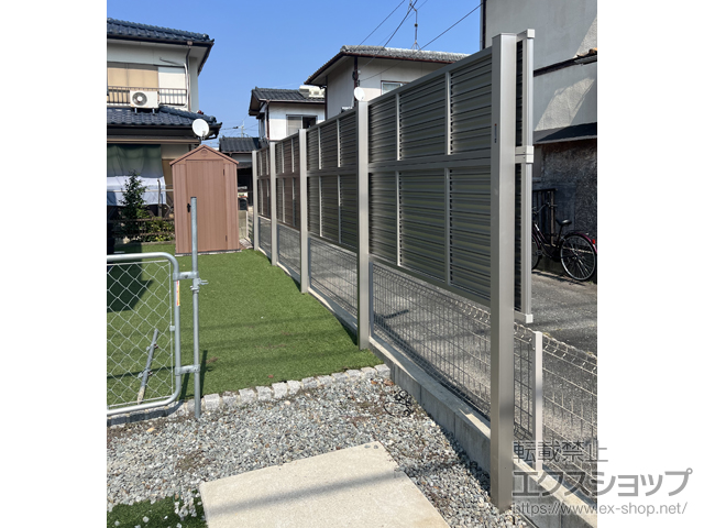 福岡県福津市ののフェンス・柵 ミエーネフェンス 目隠しルーバータイプ 2段支柱 自立建て用 施工例