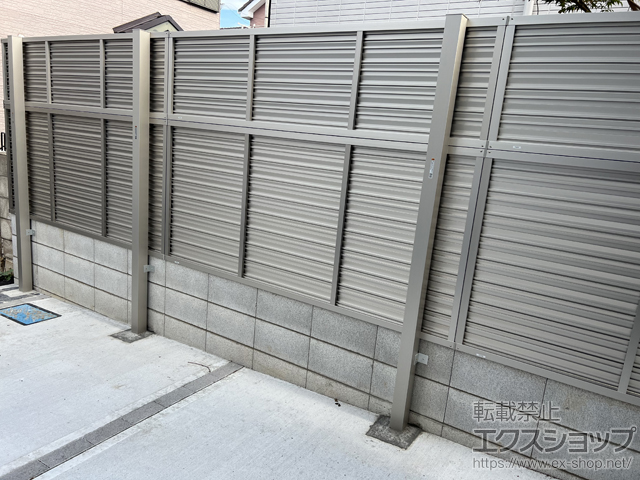 埼玉県さいたま市ののフェンス・柵 ミエーネフェンス 目隠しルーバータイプ 2段支柱 自立建て用 施工例