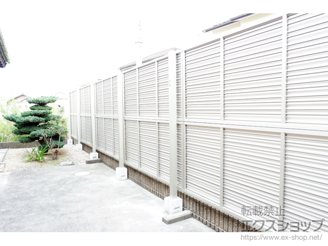 愛知県小牧市ののフェンス・柵 ミエーネフェンス 目隠しルーバータイプ 2段支柱 自立建て用 施工例
