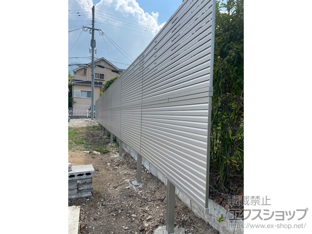 兵庫県神戸市ののフェンス・柵 ミエーネフェンス 目隠しルーバータイプ 2段支柱 自立建て用 施工例