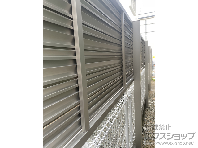 兵庫県芦屋市ののフェンス・柵 ミエーネ目隠しルーバーフェンス 上段のみ設置 自立建て用 施工例