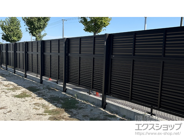 佐賀県小城市ののフェンス・柵 ミエーネフェンス 目隠しルーバータイプ 2段支柱 自立建て用 施工例