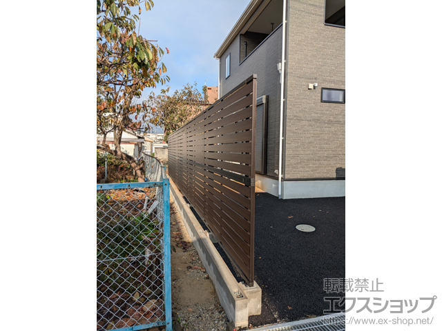 兵庫県加古川市ののフェンス・柵 モクアルフェンス 横板タイプ 2段支柱 自立建て用 施工例