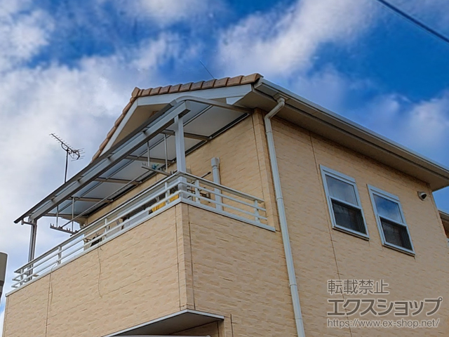 愛媛県松山市ののバルコニー・ベランダ屋根 ソラリア R型 屋根タイプ 単体 積雪〜20cm対応+吊り下げ式固定物干し 標準 2本入り×1セット 施工例