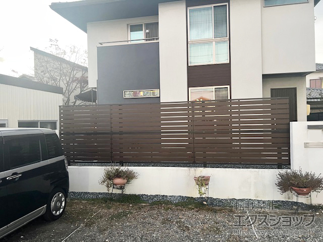 愛知県春日井市ののフェンス・柵 ミエーネフェンス 目隠しルーバータイプ 2段支柱 自立建て用 施工例