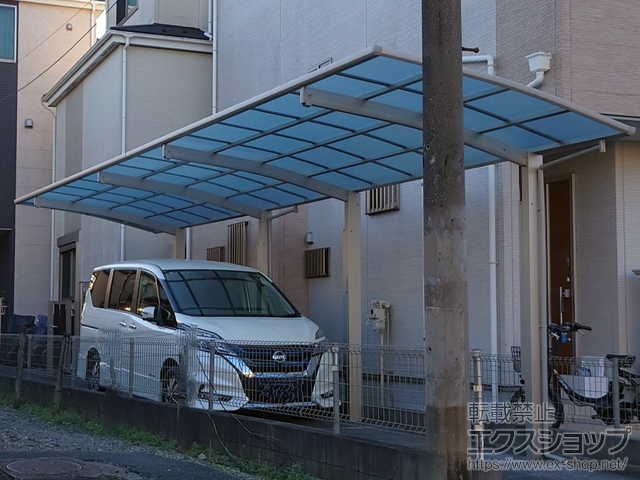 東京都足立区ののカーポート アリュース 600タイプ 縦連棟セット（2台用）積雪〜20cm対応+着脱式サポート 縦連棟セット用 施工例