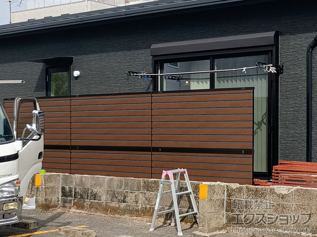 鹿児島県姶良市ののフェンス・柵 モクアルフェンス 目隠しタイプ 2段支柱 自立建て用 施工例