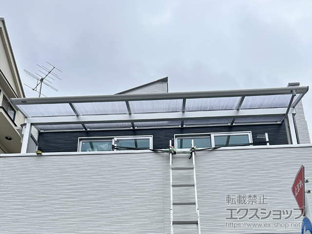 東京都中野区ののバルコニー・ベランダ屋根 ソラリア F型 屋根タイプ 単体 積雪〜20cm対応＋側面パネル 施工例
