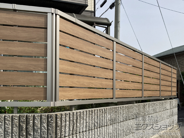 広島県広島市ののフェンス・柵 フェンスAB YS3-K型 片面木調・横スリット3 フリーポールタイプ 施工例