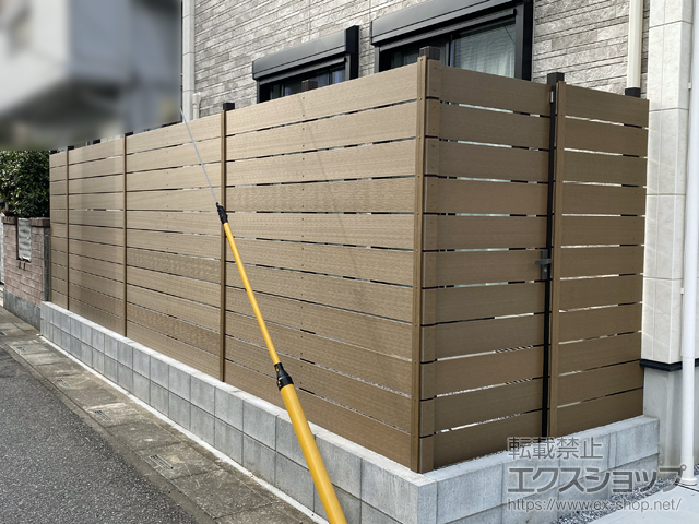 埼玉県草加市ののフェンス・柵 プラド/one ジョイントあり 隙間10mm H1800 板10段(下隙間190mm)＋プラド/one用扉 隙間10mm 片開き 施工例