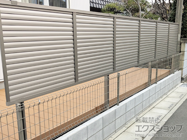 埼玉県入間市ののフェンス・柵 フェンスAB YL3型 横ルーバー3　アルミ多段柱仕様（パネル1段） 施工例
