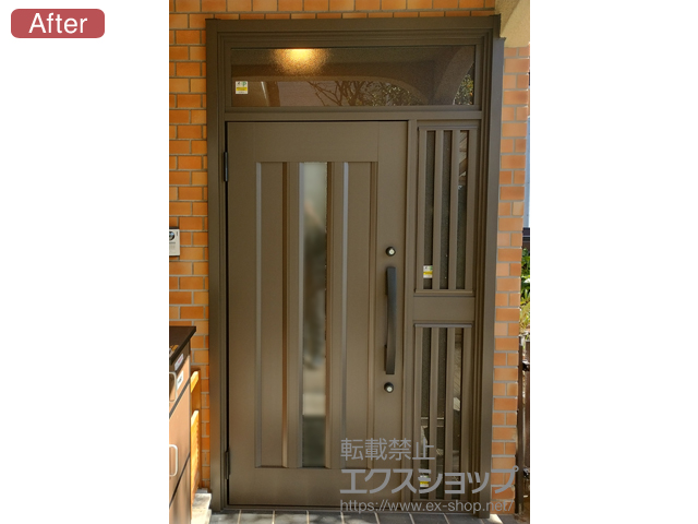 神奈川県横浜市のLIXIL リクシル（トステム）の玄関ドア リシェント玄関ドア3 C12N型 アルミ仕様 片袖飾り仕様(ランマ付)外観左吊元 ※手動仕様 施工例