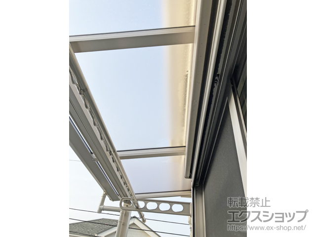 兵庫県神戸市ののバルコニー・ベランダ屋根 ソラリア F型 屋根タイプ 単体 積雪〜20cm対応＋水平式物干し 木造躯体用 標準 施工例