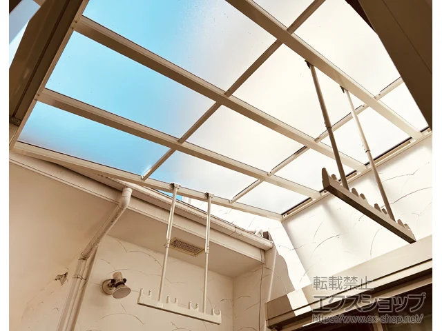 神奈川県西条市のYKKAPのテラス屋根 ソラリア F型 テラスタイプ 単体 積雪〜50cm対応+吊り下げ式固定物干し 施工例