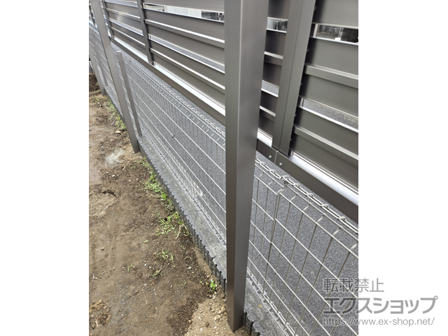 千葉県佐倉市ののフェンス・柵 フェンスAB YS3型 横スリット3 上段のみ設置 アルミ多段柱仕様 施工例