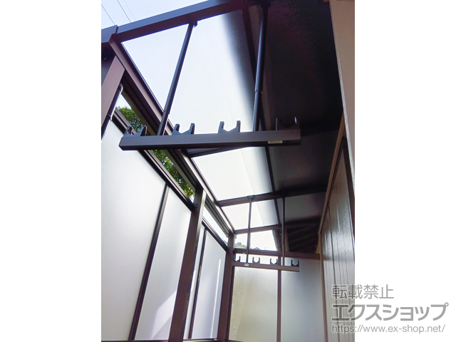 京都府長岡京市ののテラス屋根 ソラリア F型 テラスタイプ 単体 積雪〜20cm対応＋吊り下げ式固定物干し 標準タイプ＋前面パネル 1段 施工例