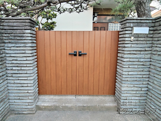 東京都東村山市のの門扉 ルシアス 門扉 TM2型 たて目隠し 両開き 木調色 門柱仕様 施工例