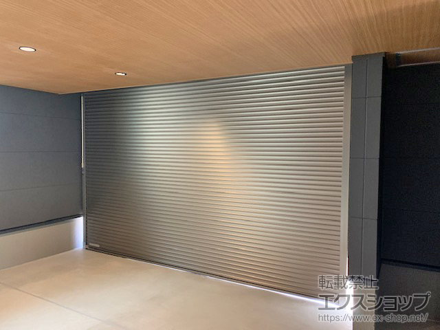 兵庫県伊丹市のLIXIL リクシル（トステム）のガレージシャッター ガレージシャッター 電動式 内部付タイプ 施工例