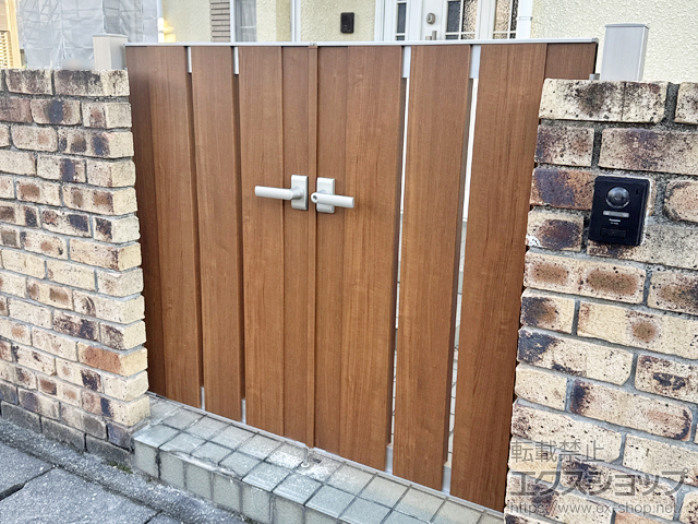 兵庫県大津市のLIXIL リクシル(新日軽)の門扉 ルシアス 門扉 TS4型 たてスリット 両開き 複合色 門柱仕様 施工例