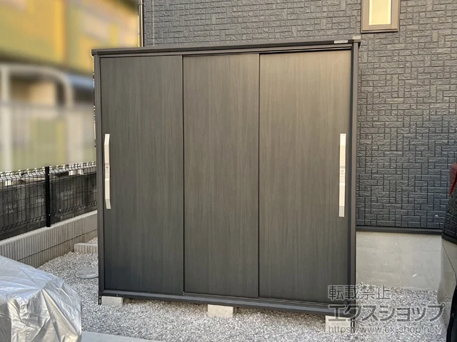 埼玉県鶴ヶ島市のヨドコウの物置 ブラックエスモ 一般型 1950×900×1913 ESF-1909A-BK-WE 施工例