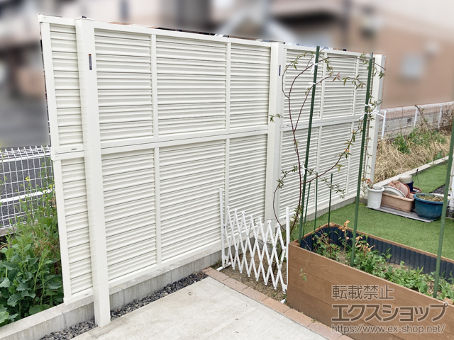 愛知県津島市ののフェンス・柵 ミエーネフェンス 目隠しルーバータイプ 2段支柱 自立建て用【直線4ｍ】 施工例