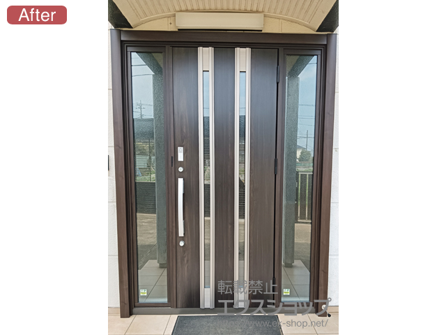 茨城県つくば市のLIXIL リクシル（トステム）の玄関ドア リシェント玄関ドア3 M24型 断熱K4仕様 両袖仕様(ランマ無)外観右吊元 ※FamiLock仕様 施工例