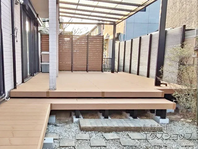 兵庫県神戸市のYKKAPのウッドデッキ リウッドデッキ 200＋ルシアスハイパーティションA01型＜横板格子タイプ＞ 施工例