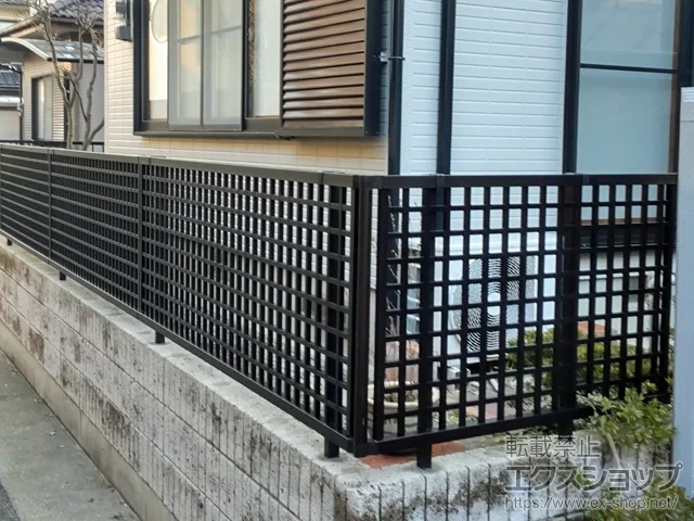 福岡県北九州市のYKKAPのフェンス・柵・塀 シンプレオフェンスXB1型 井桁格子 自由柱施工 施工例