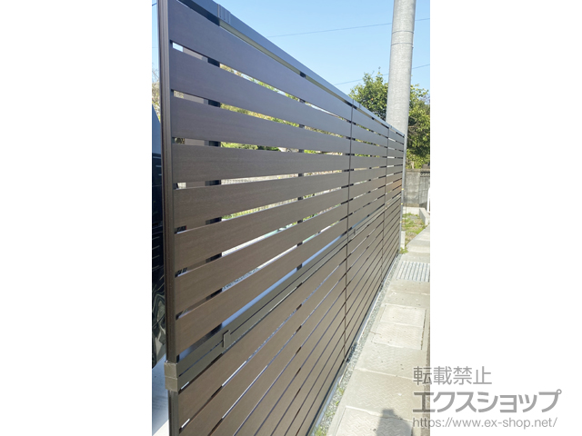 福岡県小郡市ののフェンス・柵 モクアルフェンス 横板タイプ 2段支柱 自立建て用（パネル2段） 施工例
