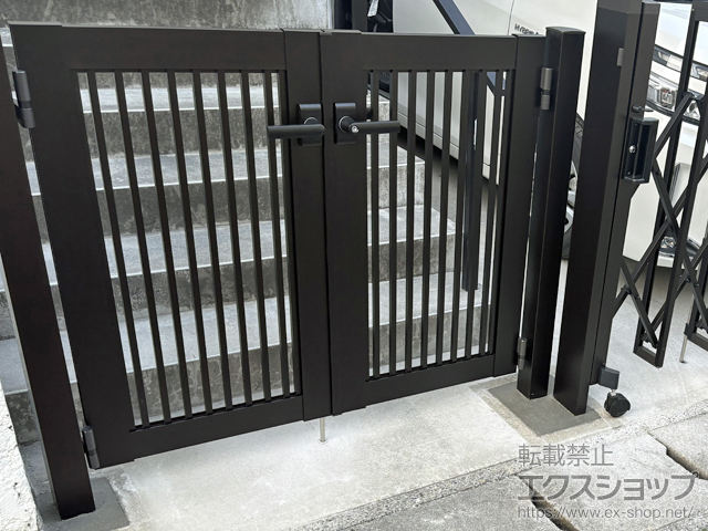 千葉県柏市のの門扉 シンプレオ門扉10型 たて粗格子 両開き 門柱使用 施工例