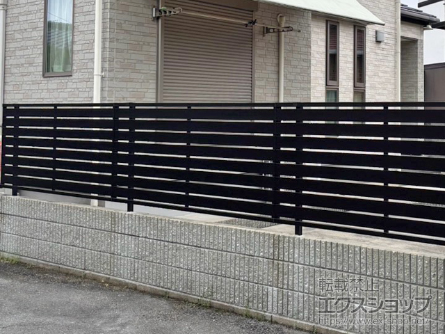 福岡県糟屋郡宇美町ののフェンス・柵 シンプレオ フェンスYS2型 横スリット　自由柱施工 施工例