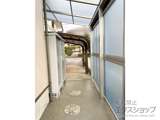千葉県四街道市ののテラス屋根 ソラリア F型 テラスタイプ 単体 積雪〜20cm対応※壁面奥行違い納まり＋前面パネル＋前面パネルすき間隠し 施工例