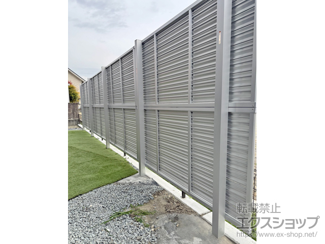 山梨県中巨摩郡昭和町ののフェンス・柵 ミエーネフェンス 目隠しルーバータイプ 2段支柱 自立建て用 施工例