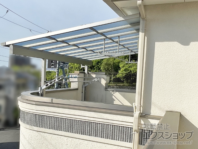 兵庫県神戸市ののバルコニー・ベランダ屋根 ソラリア F型 積雪50cm対応 屋根タイプ 単体＋吊り下げ式固定物干し 標準 施工例