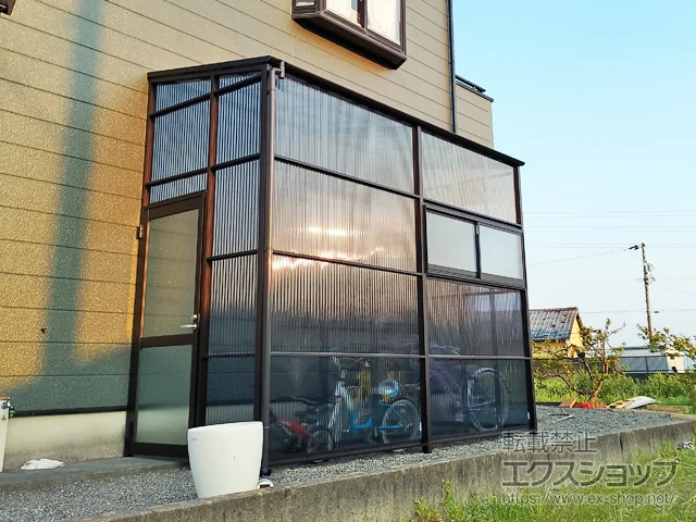 静岡県袋井市のYKKAPのストックヤード ストックヤードII 片側ドア付きタイプ 積雪～20㎝対応＋引違い窓 施工例