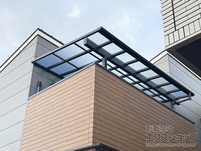 大阪府八尾市ののバルコニー・ベランダ屋根 ソラリア F型 積雪50cm対応 屋根タイプ 単体＋水平式物干し 標準サイズ 施工例