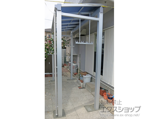 福岡県北九州市ののテラス屋根 ソラリア F型 独立タイプ 単体 〜50cm対応＋吊り下げ式物干し 施工例