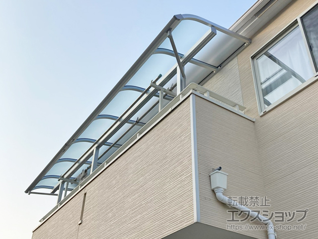 京都府京田辺市ののバルコニー・ベランダ屋根 ソラリア R型 屋根タイプ 連棟 積雪〜20cm対応＋吊り下げ式固定物干し 施工例