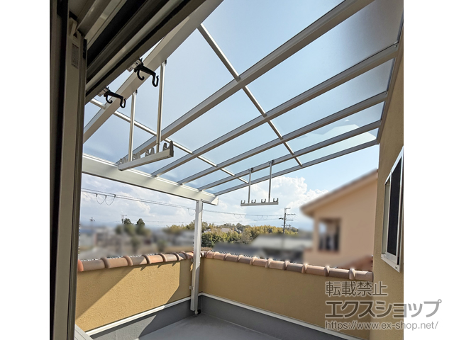 奈良県北葛城郡広陵町ののバルコニー・ベランダ屋根 ソラリア F型 屋根タイプ 単体 積雪〜50cm対応＋吊り下げ式固定物干し 標準タイプ 施工例