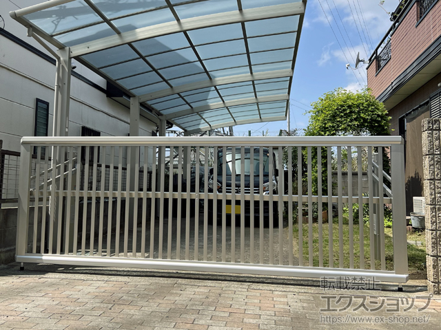 茨城県古河市ののカーゲート ルシアスアップゲートワイド 4型 たて太格子 手動 施工例