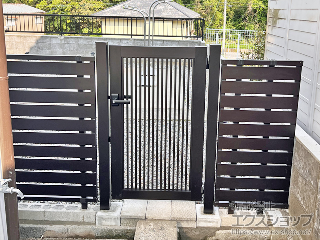 石川県加賀市のの門扉 シンプレオ門扉2型 縦格子 片開き 門柱使用 施工例