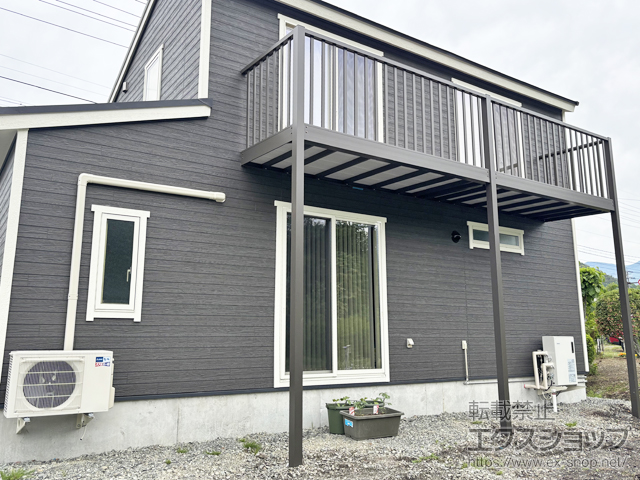 長野県茅野市のLIXIL リクシル（トステム）のバルコニー ビューステージHスタイル 縦太格子 連棟 柱建て式 施工例