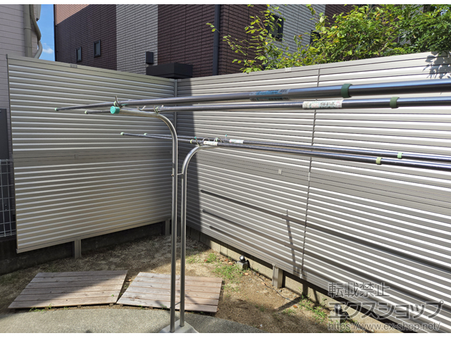 愛媛県大洲市ののフェンス・柵 ミエーネフェンス 目隠しルーバータイプ 2段支柱 自立建て用 施工例